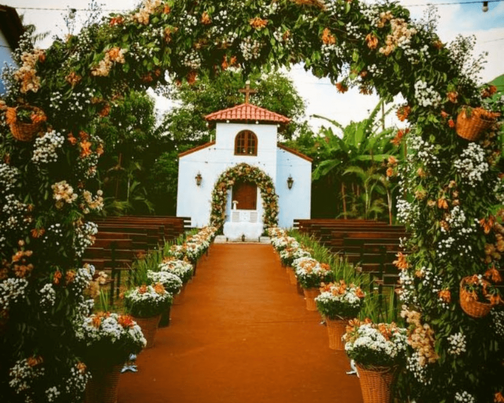 Cenário Encantador: Casamento em uma Capela ao Ar Livre